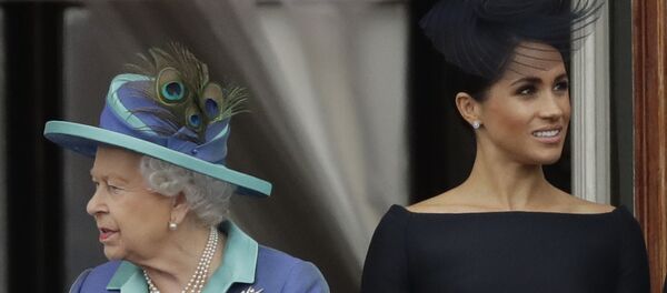 La reina Isabell II y la duquesa de Sussex, Meghan Markle - Sputnik Mundo