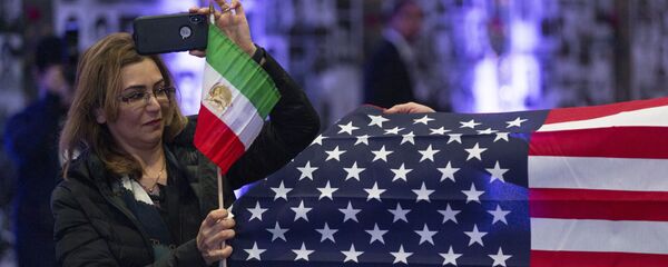Banderas de EEUU e Irán - Sputnik Mundo