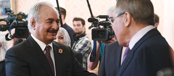 El ministro de Exteriores ruso, Serguéi Lavrov, y el comandante del Ejército Nacional Libio, Jalifa Haftar - Sputnik Mundo