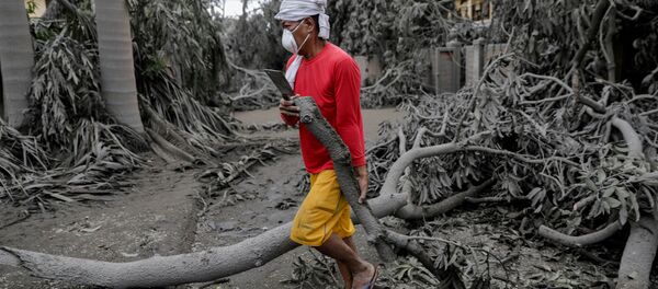 Bajo cenizas: así se ve Filipinas después de la erupción del volcán Taal
 - Sputnik Mundo
