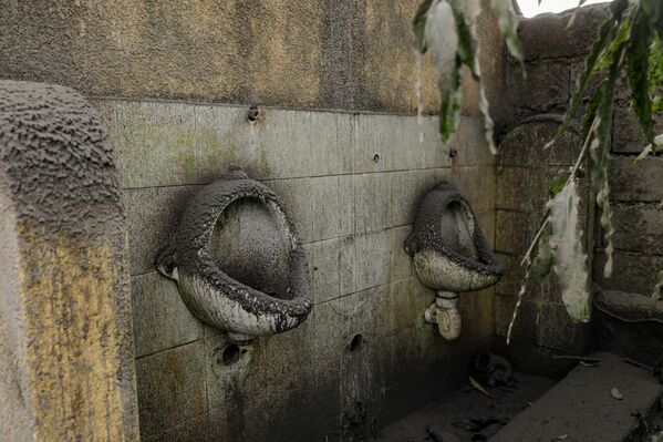 Bajo cenizas: así se ve Filipinas después de la erupción del volcán Taal
Bajo cenizas: así se ve Filipinas después de la erupción del volcán Taal
- Sputnik Mundo