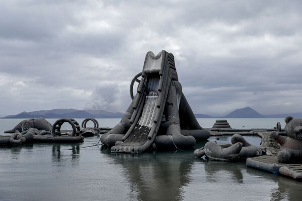 Bajo cenizas: así se ve Filipinas después de la erupción del volcán Taal
Bajo cenizas: así se ve Filipinas después de la erupción del volcán Taal
- Sputnik Mundo