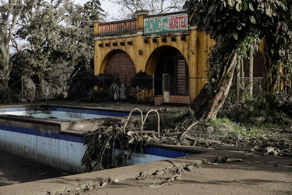 Bajo cenizas: así se ve Filipinas después de la erupción del volcán Taal
Bajo cenizas: así se ve Filipinas después de la erupción del volcán Taal
- Sputnik Mundo