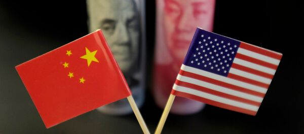 Las banderas y las monedas de China y EEUU Las banderas y las monedas de China y EEUU - Sputnik Mundo