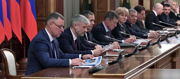 Algunos de los miembros del gabinete de ministros de Rusia en la reunión en que el primer ministro, Dmitri Medvédev, anunció la dimisión del Gobierno del país - Sputnik Mundo