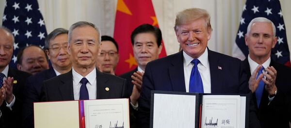 El vice primer ministro chino Liu He y el presidente de EEUU, Donald Trump El vice primer ministro chino Liu He y el presidente de EEUU, Donald Trump - Sputnik Mundo