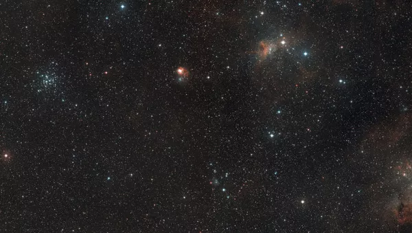 Vista de amplio campo de la región del cielo donde se encuentra la formación estelar AFGL 5142 - Sputnik Mundo