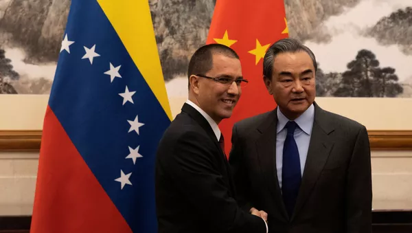 El ministro de Exteriores de Venezuela, Jorge Arreaza, con su homólogo chino, Wang Yi