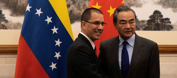 El ministro de Exteriores de Venezuela, Jorge Arreaza, con su homólogo chino, Wang Yi - Sputnik Mundo