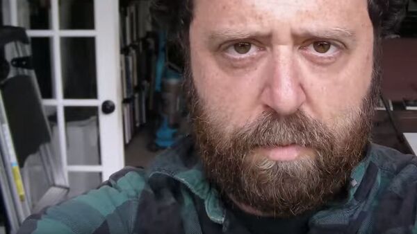 Noah Kalina, usuario de YouTube quien saca una foto al día en primer plano del rostro durante 20 años, captura de pantalla - Sputnik Mundo