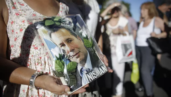 Un cartel con el rostro del fiscal Alberto Nisman, muerto en circunstancias extrañas en enero de 2015