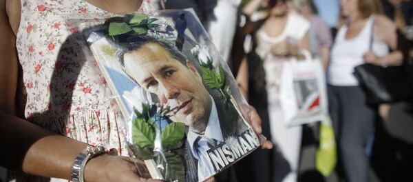 Un cartel con el rostro del fiscal Alberto Nisman, muerto en circunstancias extrañas en enero de 2015 - Sputnik Mundo