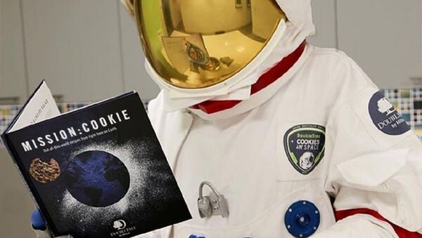 Astronauta cocinando galletas - Sputnik Mundo