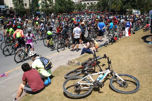 Las protestas en Chile hacen la revolución en dos ruedas Las protestas en Chile hacen la revolución en dos ruedas - Sputnik Mundo