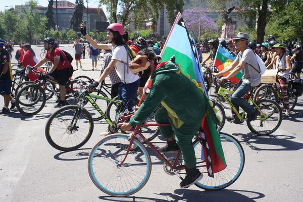 Las protestas en Chile hacen la revolución en dos ruedas Las protestas en Chile hacen la revolución en dos ruedas - Sputnik Mundo
