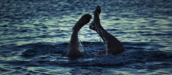 Un hombre salta al agua - Sputnik Mundo
