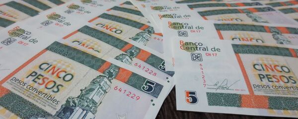 Billetes de pesos cubanos convertibles - imagen referencial - Sputnik Mundo