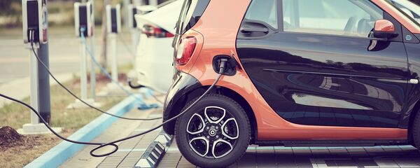 Vehículo eléctrico cargando su batería - Sputnik Mundo