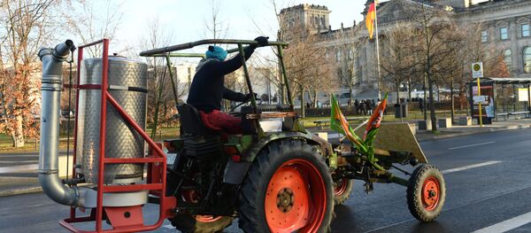 Activistas climáticos y agricultores protestan en Berlín - Sputnik Mundo