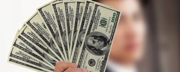 Una persona con varios billetes de cien dólares Una persona con varios billetes de cien dólares - Sputnik Mundo