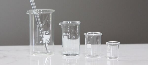 Unos vasos de precipitado - Sputnik Mundo