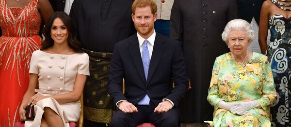 Meghan Markle junto a su esposo el príncipe Harry y la reina Isabel II - Sputnik Mundo