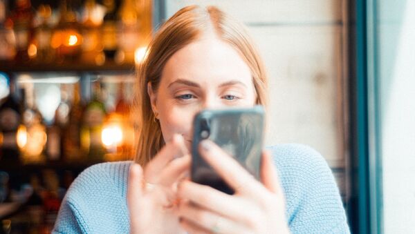 Una chica con el teléfono - Sputnik Mundo