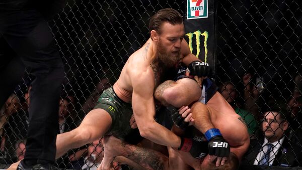 Conor McGregor junto a Donald Cerrone - Sputnik Mundo