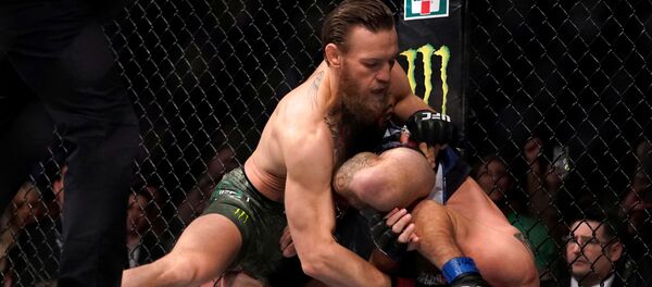 Conor McGregor junto a Donald Cerrone - Sputnik Mundo