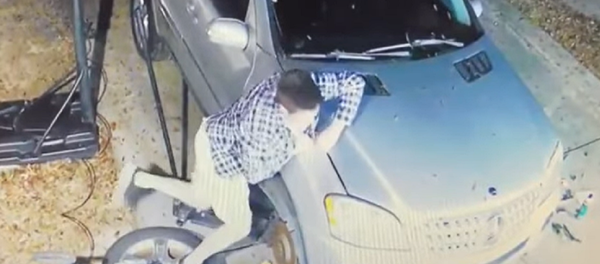 Duele solo con verlo: un hombre se atasca la mano en el coche - Sputnik Mundo