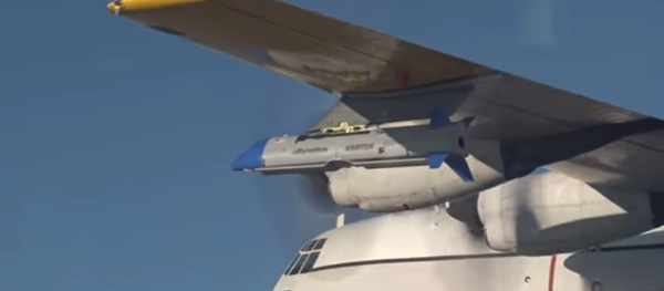 El innovador dron Gremlins X-61A, acoplado a un ala del avión C-130 El innovador dron Gremlins X-61A, acoplado a un ala del avión C-130 - Sputnik Mundo