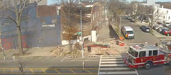 Un edificio colapsa en Washington y los bomberos llegan en solo un segundo - Sputnik Mundo