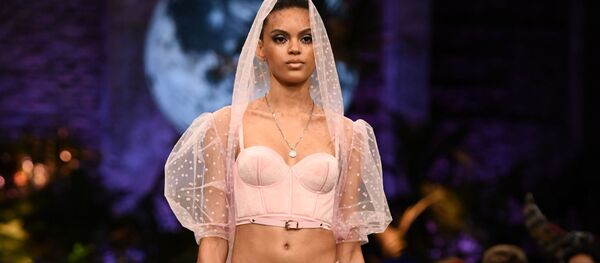 Elegancia y estilo: las modelos que sedujeron al público en la Semana de la Moda de Berlín - Sputnik Mundo