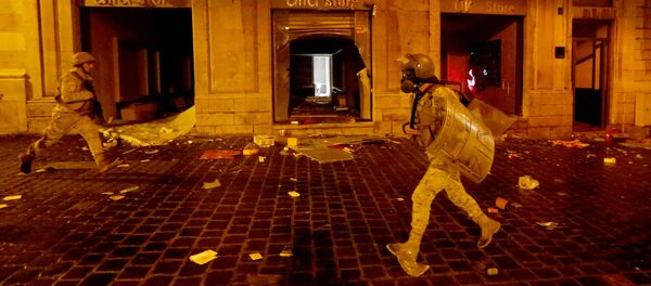 Soldados del Ejército libanés frente a una tienda dañada durante una protesta Soldados del Ejército libanés frente a una tienda dañada durante una protesta - Sputnik Mundo