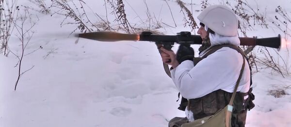 El truco de los soldados rusos para desafiar los terrenos intransitables de Siberia  - Sputnik Mundo