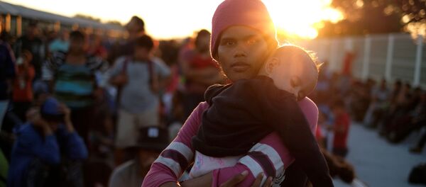 Caravana de migrantes en la frontera entre Guatemala y México Caravana de migrantes en la frontera entre Guatemala y México - Sputnik Mundo