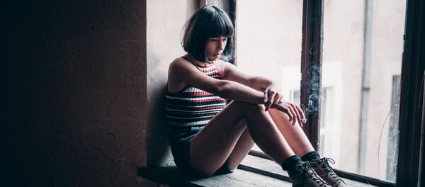 Una joven triste, imagen ilustrativa - Sputnik Mundo