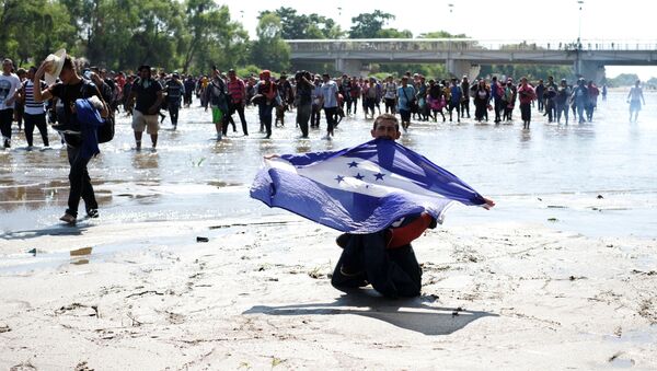 Migrantes cruzan el río Suchiate - Sputnik Mundo