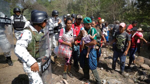 Caravana de migrantes en la frontera de México - Sputnik Mundo