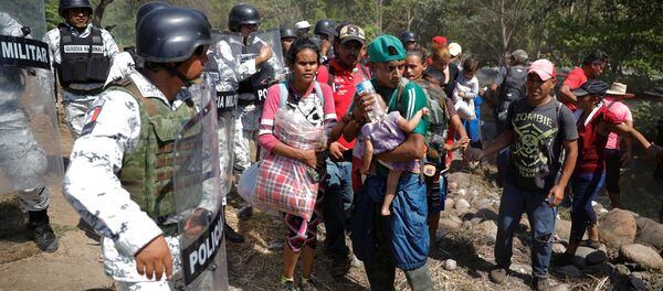 Caravana de migrantes en la frontera de México - Sputnik Mundo