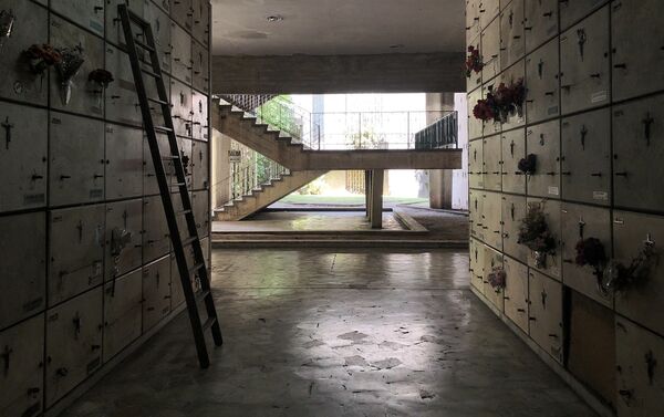 Pasillos de las galerías subterráneas, que cuentan con decenas de miles de nichos - Sputnik Mundo