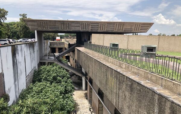 Las estructuras suspendidas de hormigón a la vista caracterizan el estilo de arquitectura brutalista - Sputnik Mundo