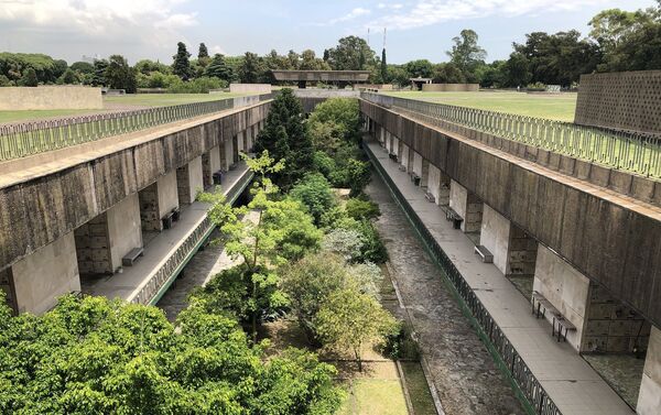 Al llegar al centro del cementerio se abre un oasis llano de césped y calles de piedra - Sputnik Mundo