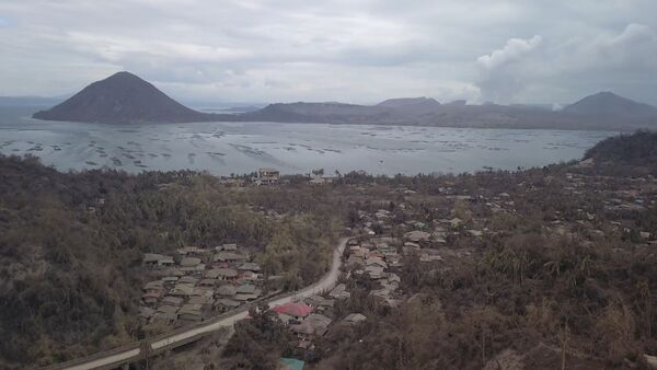 Un dron graba las cenizas que dejó la erupción del volcán Taal - Sputnik Mundo