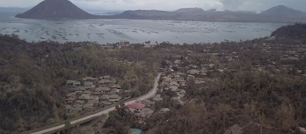 Un dron graba las cenizas que dejó la erupción del volcán Taal - Sputnik Mundo