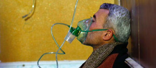 Un hombre con una máscara de gas en Duma, foto de archivo - Sputnik Mundo