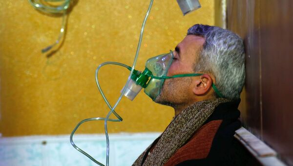 Un hombre con una máscara de gas en Duma, foto de archivo - Sputnik Mundo