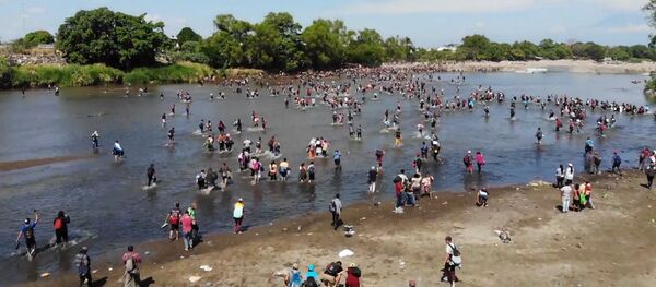 Cientos de migrantes cruzan el río Suchiate en busca de una vida mejor - Sputnik Mundo