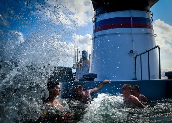 Buque científico ruso desafía tormentas en viaje hacia misión en mar de Bellingshausen | Fotos - Sputnik Mundo