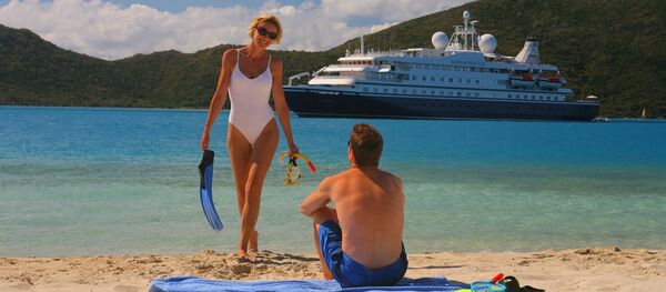 Turistas en una playa - Sputnik Mundo